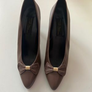 Seating Meucci brown leather medium hight heels